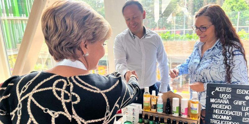 Gobernación de Cundinamarca entrega apoyos económicos y maquinaria a 500 mujeres emprendedoras