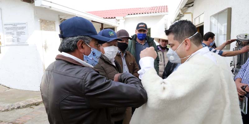 Alcohol y gel antibacterial para los pequeños productores de Cundinamarca