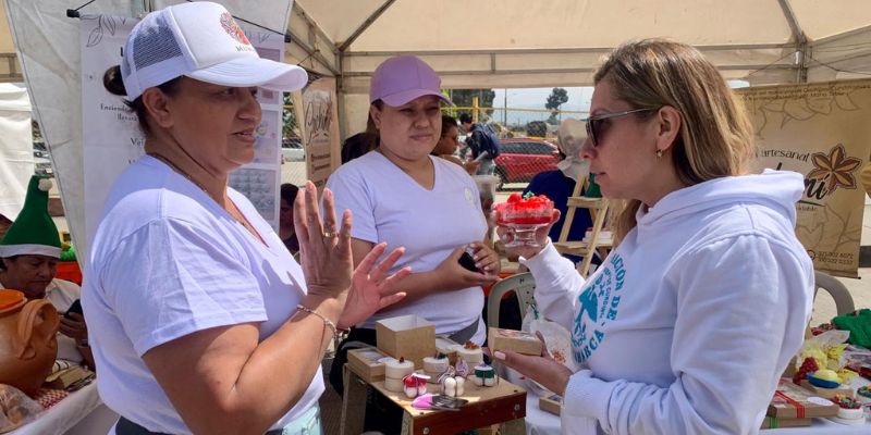 Gobernación de Cundinamarca entrega apoyos económicos y maquinaria a 500 mujeres emprendedoras