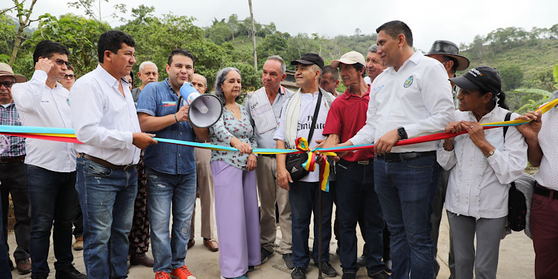 Un parque temático ambiental y más de 11 kilómetros de placa huellas entregó el Gobernador a la comunidad de Sasaima