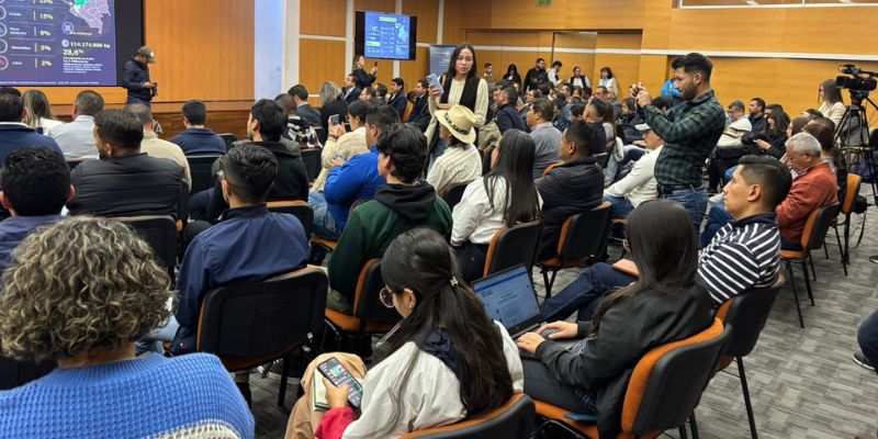 Alcaldes de Cundinamarca se capacitan en uso legal de materiales para obras viales
