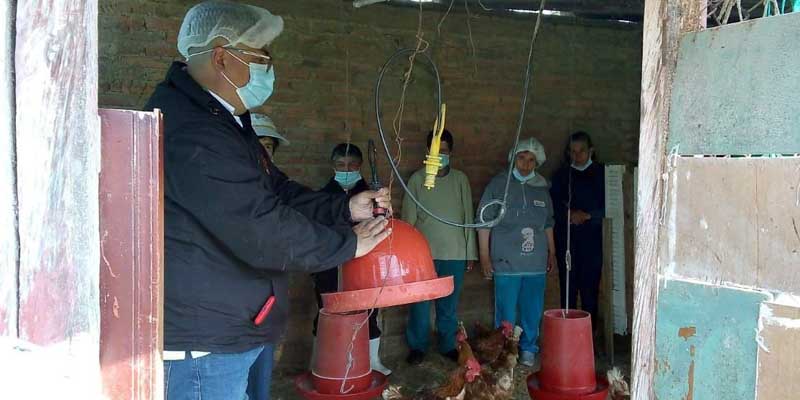 Usuarias del Centro Femenino Especial José Joaquín Vargas se capacitan en producción y comercialización de huevos


