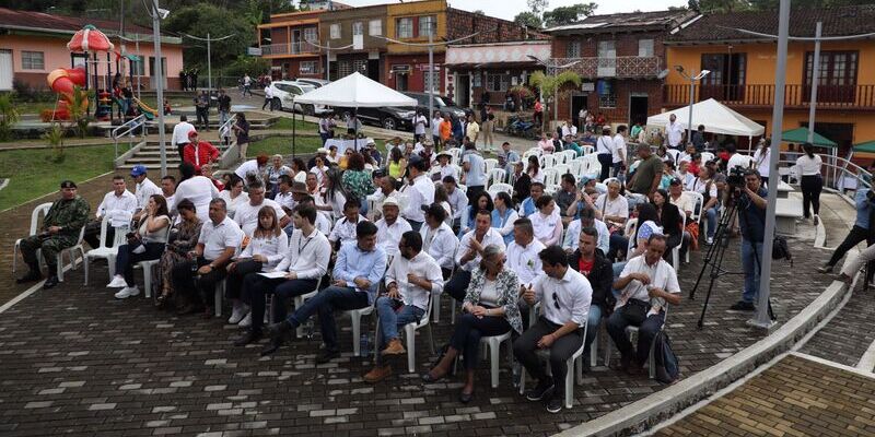 Cundinamarca, pionero en ejecución de obras con excombatientes, víctimas y comunidad