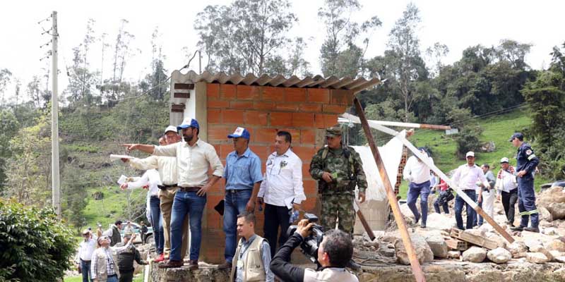 Gobernador de Cundinamarca lidera reubicación de damnificados por avalancha en Gachetá





