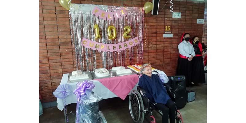 Conchita cumplió 102 años y la Beneficencia de Cundinamarca celebró con ella


