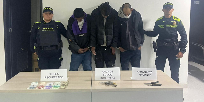 Policía recupera furgón robado en Bojacá y captura a tres hombres armados

