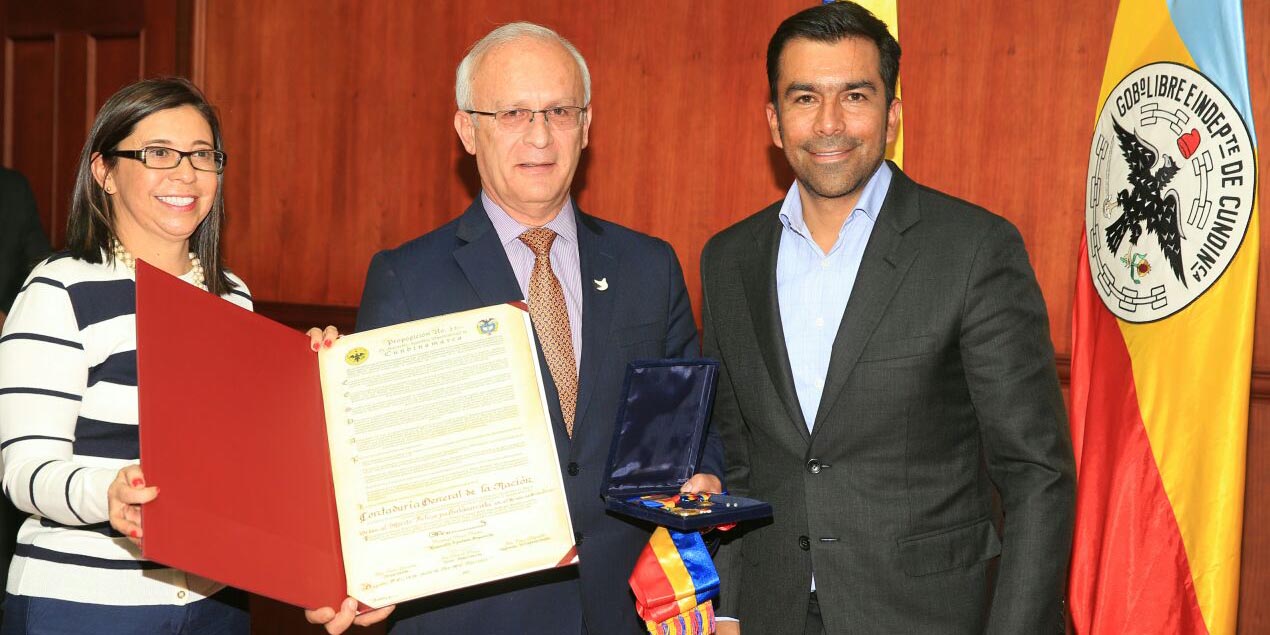Cundinamarca entrega reconocimiento a la Contaduría General de la Nación en sus 20 años de fundación

