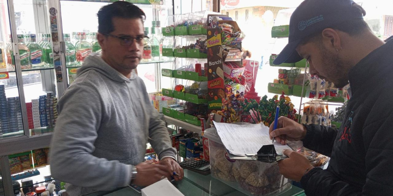 Secretaría de Hacienda de Cundinamarca capacitó a comerciantes en identificación de licor legal y prevención del contrabando