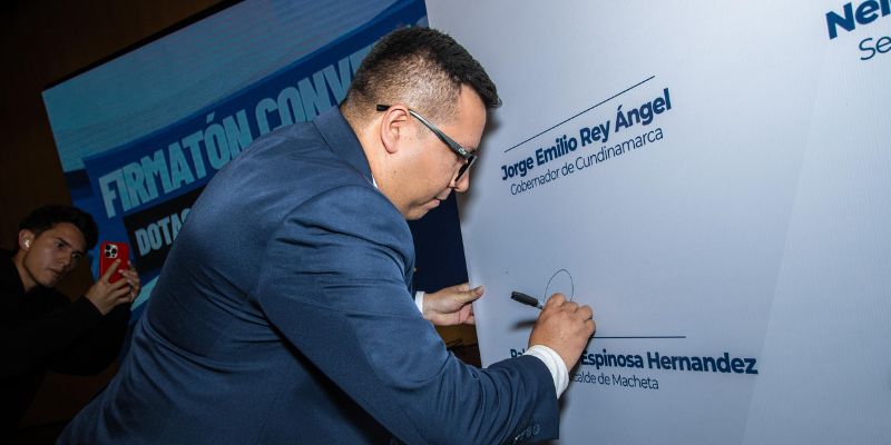 Gobernador Jorge Rey lidera firma de convenios por más de $8.900 millones para dotar a hospitales y centros de salud