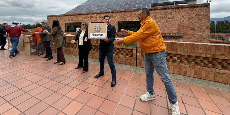 Secretaría de Hacienda entrega $10 millones y 90 kits humanitarios para apoyar a más de 60.000 familias afectadas en Córdoba
