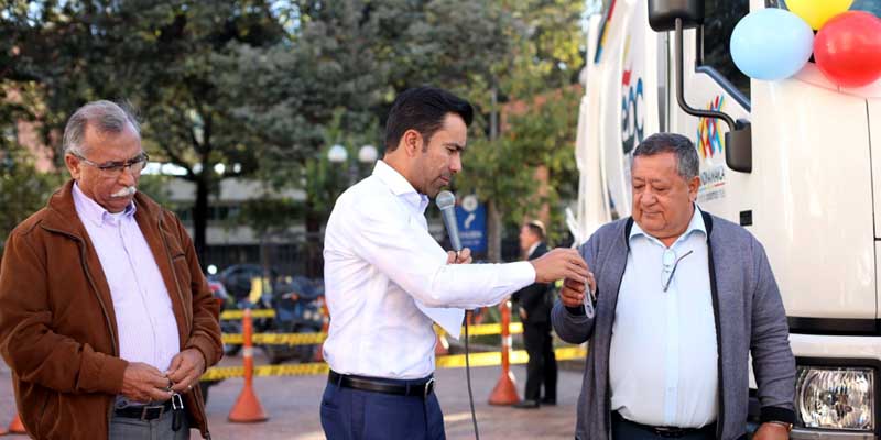 Cundinamarca entrega vehículos compactadores a Fusagasugá y Cachipay