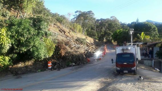 Por deslizamientos cierre total vial en el kilómetro 78, a la altura del municipio de Tena 