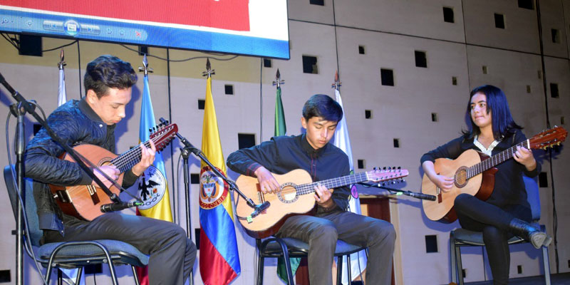 Cajicá, epicentro de los concursos nacional de duetos y de música andina colombiana 



























