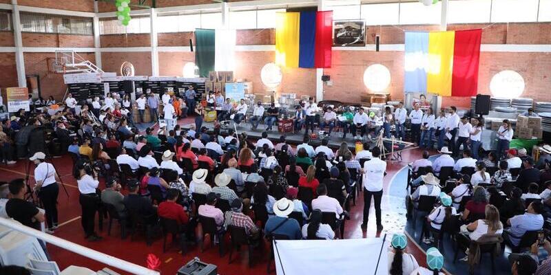Paneleros, cafeteros, apicultores y productores de frutas y hortalizas de El Guavio reciben 800 equipos en estrategia 'Cosechando Ando'