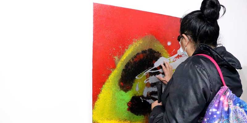 Se exhibe en Madrid primera exposición de pintura para personas con discapacidad visual






