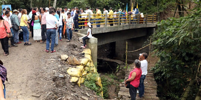 Sasaimeros con puente vehicular de Acuapal

























